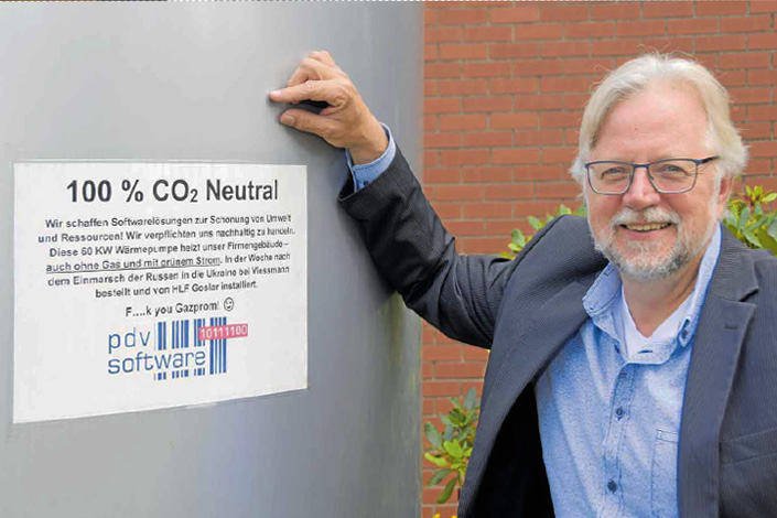 Geschäftsführer Tristan Niewisch vor unserer Wärmepumpe (Foto: Jörg Kleine, Goslarsche Zeitung)